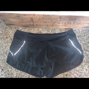 Lululemon Black speeds only reflective detail